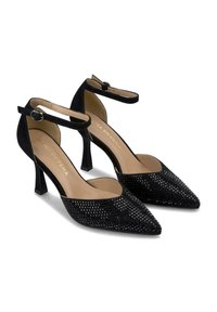 Scarpe con tacco alto in suede nero con punta affusolata, tessuto testurizzato, cinturino alla caviglia e tacco a blocco. Presentano un motivo a scacchi sulla parte superiore.