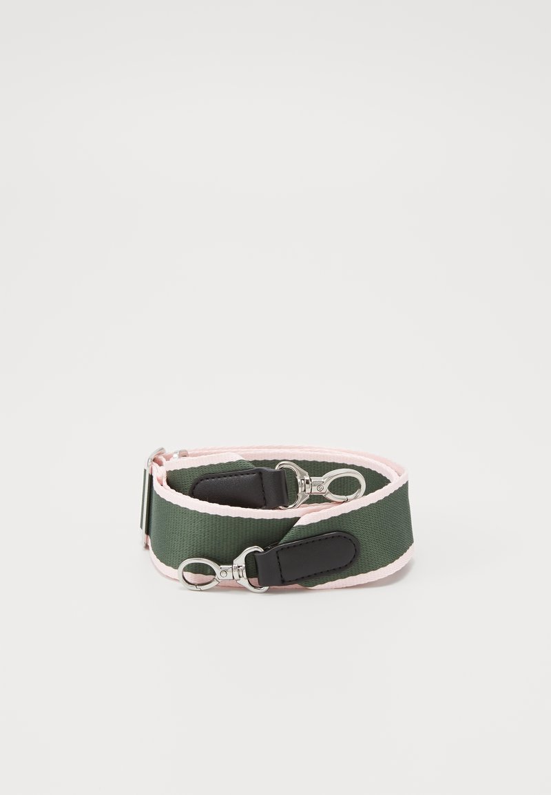 Sangle de sac ajustable vert foncé et rose avec fermoirs métalliques argentés et détails en cuir noir, enroulée sur un fond blanc.