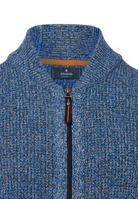 Blauer Reißverschluss-Pullover mit strukturiertem Strickmuster, Stehkragen und kontrastierendem orangefarbenen Akzent am Reißverschluss. Markenlabel sichtbar.