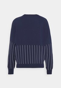 Sweat-shirt bleu marine à col rond, présentant des fines rayures blanches verticales sur le bas du dos et les manches.