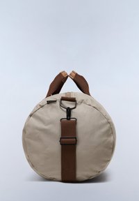 Borsa rotonda beige con manici e tracolla in tessuto marrone. Presenta una chiusura metallica e una texture in canvas liscia. Cerniera sulla parte superiore.