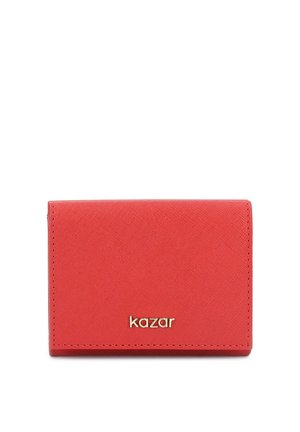 Czerwony, prostokątny portfel o fakturowanej powierzchni z małym złotym logo "kazar" na środku z przodu, sfotografowany na białym tle.