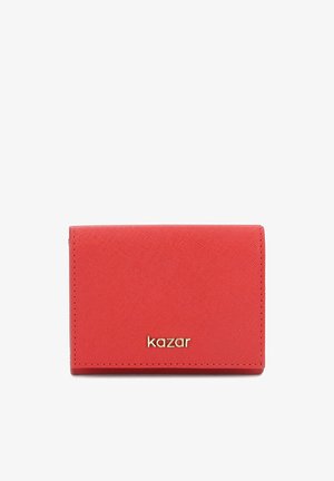 Crveni pravokutni novčanik s teksturiranom površinom i malim zlatnim logotipom "kazar" u sredini sprijeda, fotografiran na bijeloj pozadini.
