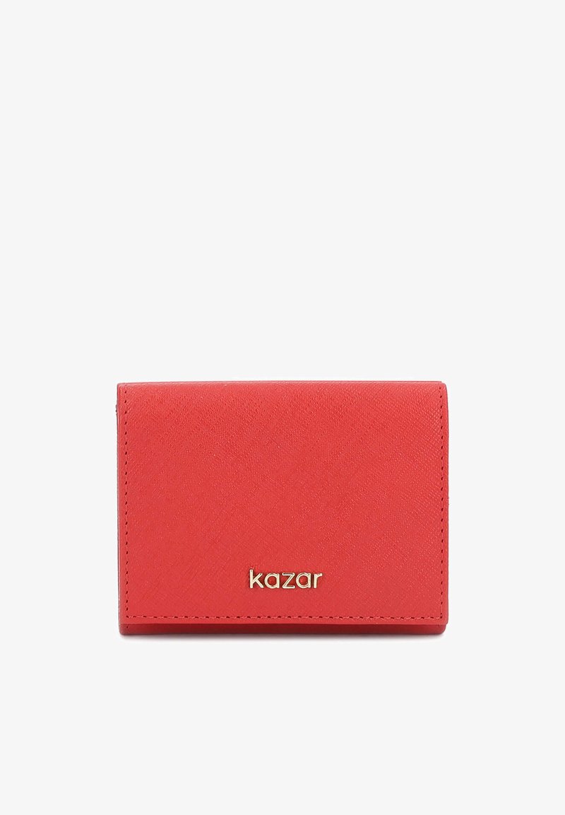 Portefeuille rectangulaire rouge avec surface texturée et petit logo "kazar" doré au centre avant, photographié sur fond blanc.