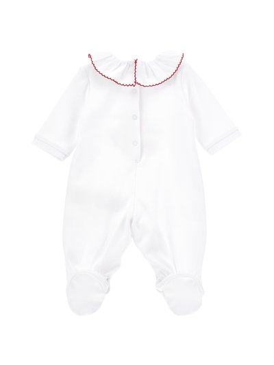 Grenouillère blanche pour bébé avec manches longues, jambes pieds inclus, et un col à volants bordé de coutures rouges, boutonnée sur le devant.