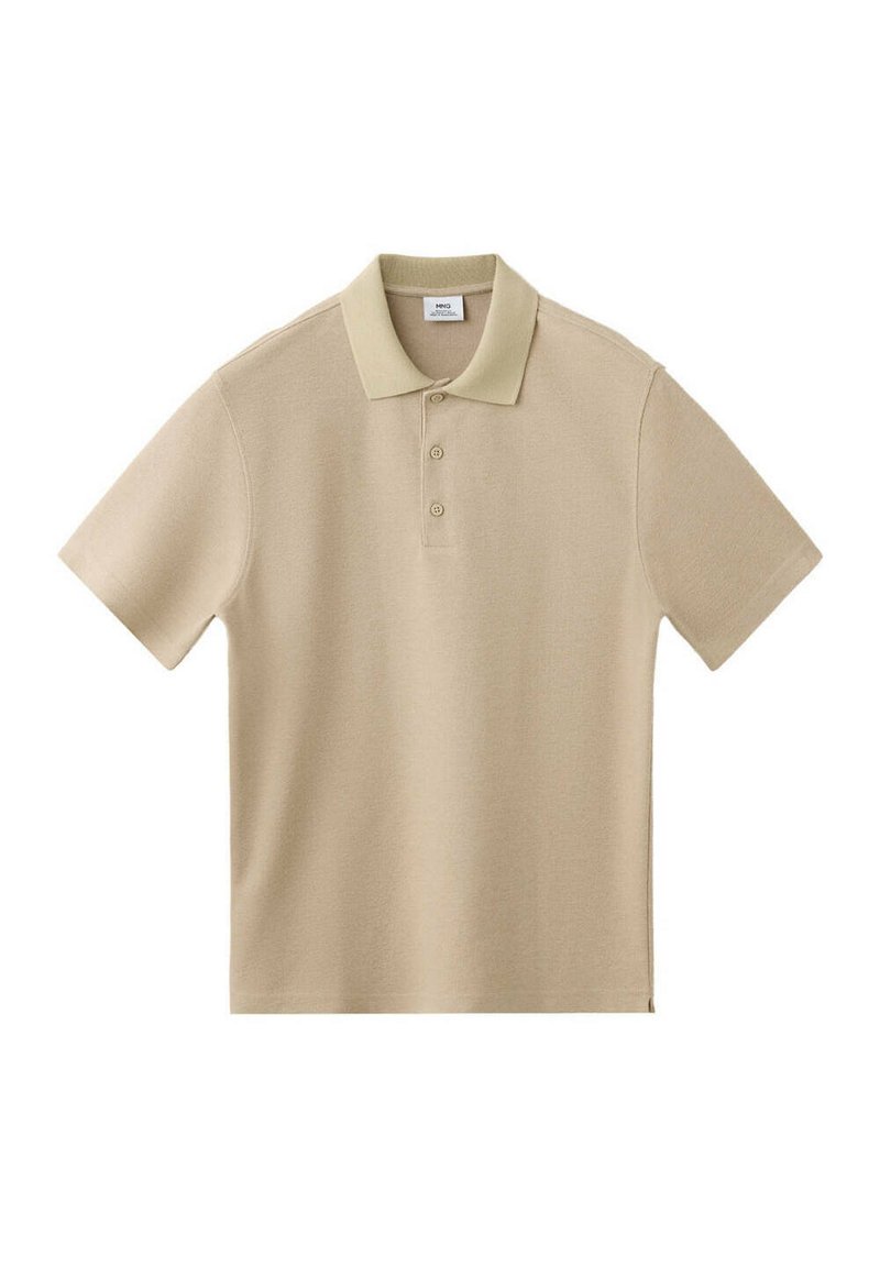Polo beige de manga corta con tres botones y cuello doblado, presentado sobre un fondo blanco.