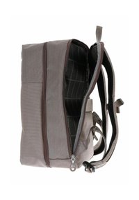 Grau gefärbter Stoffrucksack in rechteckiger Form, mit Reißverschluss und verstellbaren Trägern. Das Innenfutter weist ein gestreiftes Muster und zusätzliche Taschen auf.