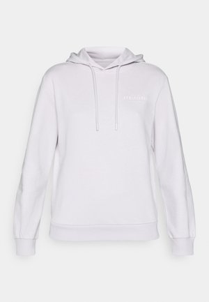 Svetlo sivi dukserica od mekog materijala. Ima prednji kengur džep, kapu sa šniranjem, rebraste manžetne i mali logotip na grudima.