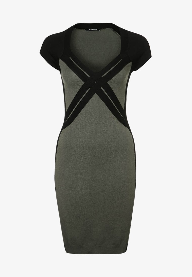 Robe ajustée en vert olive foncé avec des panneaux d'accent noirs ; comporte un col en V et un design de bretelles croisées. Fabriquée en tissu tricoté.