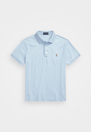 Ljusblå polo t-shirt, kortärmad, med tre knappar, mjukt bomullstyg, med en liten broderad logotyp på vänster bröst.