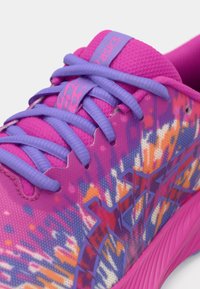 Μωβ και ροζ αθλητικό παπούτσι με υφασμάτινο επάνω μέρος με υφή, πολύχρωμο σχέδιο πιτσιλιές και έντονο λογότυπο μάρκας. Διαθέτει αντίθετους κορδόνες και σχεδιαστικές λεπτομέρειες.