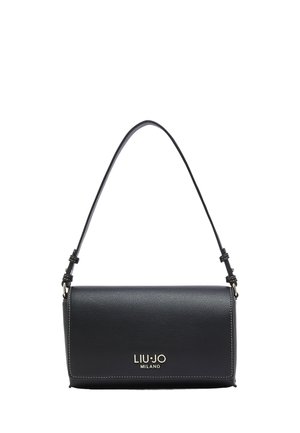 Bolso de mano rectangular de cuero negro con correa de hombro corta ajustable y logotipo dorado de Liu Jo Milano en la solapa frontal.