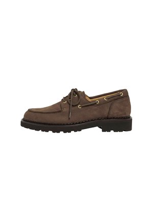 Chaussure en cuir marron à lacets avec semelle épaisse noire et œillets métalliques, montrée en profil sur fond blanc.
