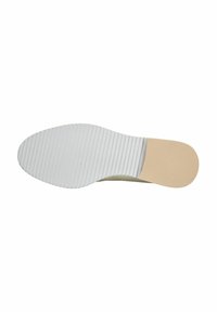 Suola della scarpa realizzata in un materiale gommoso bianco texturizzato, caratterizzata da righe orizzontali e un accento di tacco beige solido. Forma arrotondata nella zona delle punte.