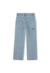 Jeans de denim azul claro con corte recto, bolsillos traseros y una etiqueta de logo negra en el lado derecho. Presenta un diseño clásico de cinco bolsillos.