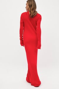 Sarkans stiepts maksi kleita ar garām piedurknēm, pieguļoša silueta un mīksta tekstūra. Iespējamais augsts kakla izgriezums un pagarinātas piedurknes.