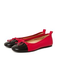 Ballerine con tomaia in pelle rossa e punta in pelle verniciata nera, decorate con dettagli a fiocco sul davanti.