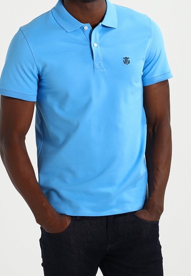 Ljust blå polo-shirt med klassisk krage, tvåknapplikning och en liten broderad logotyp på vänster bröst. kortärmad.