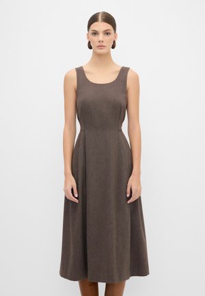 Braunes Kleid mit Fischgrätmuster, Rundhalsausschnitt, ärmellosem Design und A-Linie, das bis zur Mitte der Wade reicht.