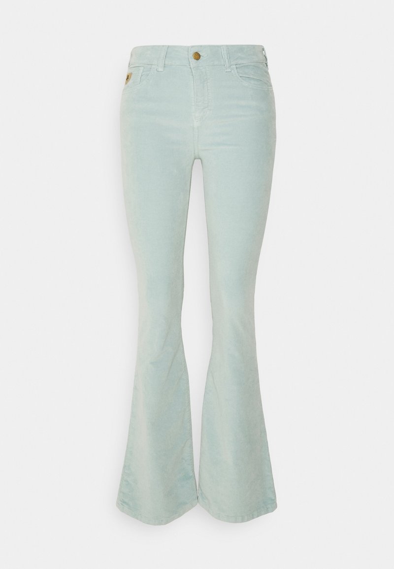 Pantalon en velours côtelé bleu clair à taille haute, jambe évasée, poches avant et fermeture par bouton marron.