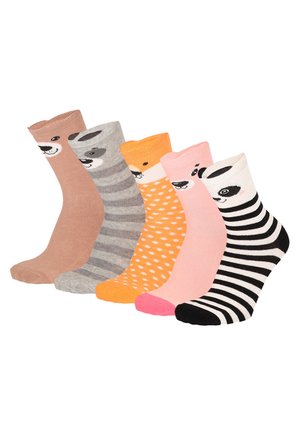 Fünf bunte Socken mit Tiergesichtern und Mustern, darunter Streifen, Punkte und einfarbige in Braun, Grau, Orange, Pink und Schwarz-Weiß.