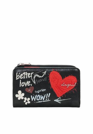 Schwarze Reißverschluss-Geldbörse mit einem großen roten aufgenähten Herz, weißen Blumen und dem Text 'bessere Liebe, zusammen, wow' mit dekorativen Pfeilen.