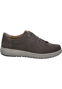 Sneaker in suede grigio con punta rotonda, lacci grigi e suola in gomma grigia chiara. Caratterizzato da dettagli cuciti e un accento in pelle beige sulla linguetta.