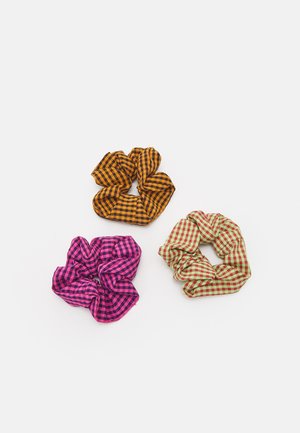 Conjunto de três elásticos de cabelo em cores diferentes: xadrez laranja e preto, xadrez rosa e preto, e xadrez verde e vermelho.