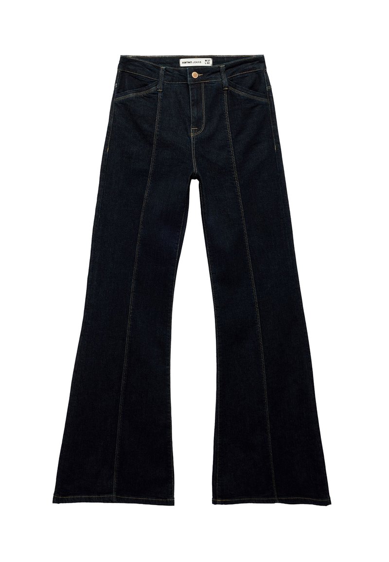Donkerblauwe flare jeans van denim, met voorzakken, een knoopsluiting en contrasterende stiksels langs de naden.