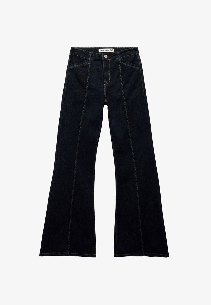 Jeans svasati di colore blu scuro realizzati in denim, con tasche frontali, chiusura con bottone e cuciture a contrasto lungo le cuciture.