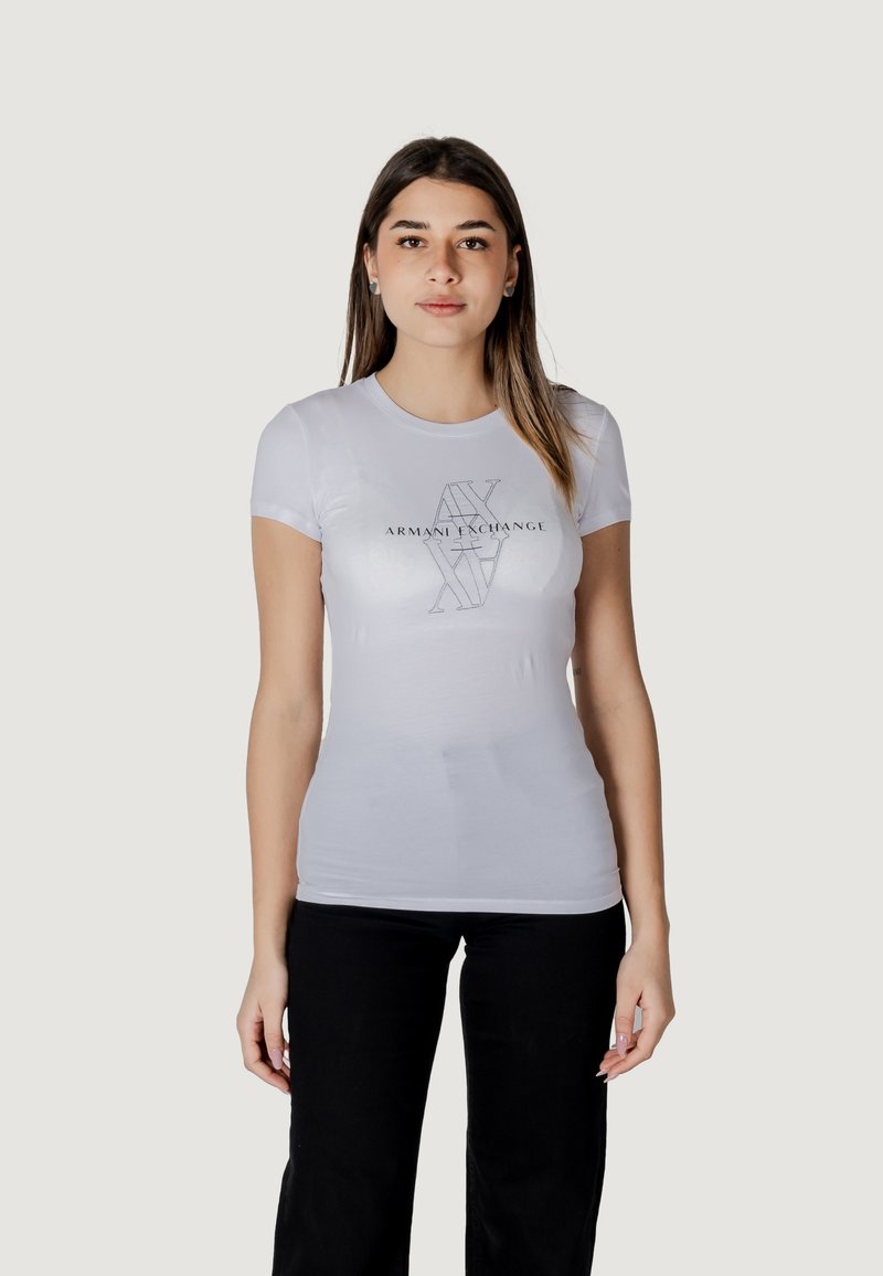 T-shirt bianca attillata realizzata in tessuto morbido, con un design del logo nero "Armani Exchange" al centro. Maniche corte e colletto rotondo.