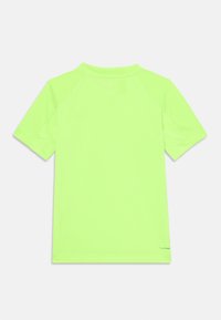 Rövid ujjú sportpóló élénk neon zöld színben, lélegző, textúrált anyagból készült, kerek nyakkivágással és raglánujjakkal.