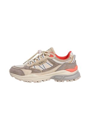 Sneakers beige e marroni con materiali in rete e scamosciato, design chunky, dettagli rossi e suole testurizzate per una migliore aderenza. Include lacci regolabili.