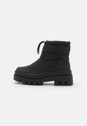 Enkellaarsjes met plateauzool - black