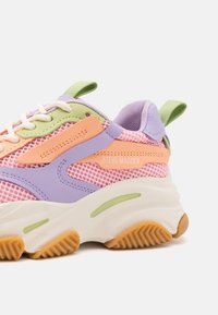 Flerfarget sneakers laget av mesh og syntetiske materialer; har lyse lilla, rosa, oransje og grønne aksenter; tykk hvit såle.