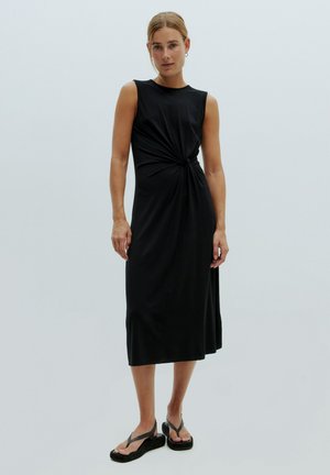 Schwarzes ärmelloses Kleid mit Knoten detail an der Taille, aus glattem Stoff, mit Midilänge und einer lässigen Silhouette.