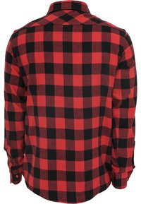 Camicia di flanella a scacchi rossi e neri con colletto button-down e maniche lunghe, caratterizzata da un orlo curvo e dettagli con polsini a un bottone.