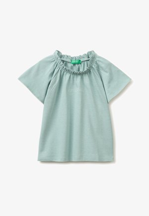 Lichtgroen peutershirt met korte mouwen, gerimpelde ronde halslijn en een klein wit geborduurd ontwerp op de borst.