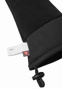 Schwarzer Fleece-Ärmel mit strukturierter Außenseite und glattem Innenfutter. Mit einem weißen Etikett für Namen und einem Primaloft-Logo. Verstellbarer Kordelzug.
