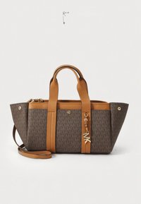 Καφέ τσάντα χειρός με γεωμετρικό σχέδιο, διακοσμητικά από ταμπά δέρμα, διπλές λαβές, αποσπώμενο ιμάντα ώμου και λεπτομέρειες από χρυσό μέταλλο.