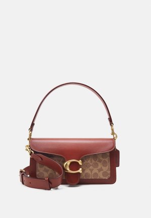 Sac à main marron en cuir et tissu avec fermoir doré, poignée courte et bandoulière amovible sur un fond clair uni.