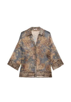 Blouse florale transparente en bleu avec des motifs de roses beiges et bruns, manches longues et fermeture à boutons. Présente un col et des poignets contrastants.