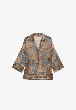 Doorzichtige bloemenblouse in blauw met beige en bruine rozenpatronen, lange mouwen en een knoopsluiting aan de voorkant. Kenmerkt zich door een contrasterende kraag en manchetten.