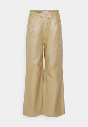 Μπεζ δερμάτινες παντελόνες σε άνετη γραμμή με ψηλή μέση, διαθέτοντας πιέτες, θηλιές για ζώνη και λεία υφή.