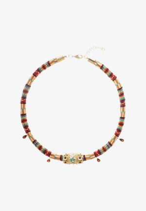 Perlenhalsband mit abwechselnd roten, türkisfarbenen und beigen Perlen, mit einer zentralen goldenen Dekorperle mit kleinen Edelsteinen.