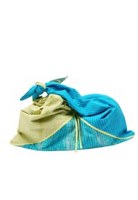 Torba materiałowa z zielono-niebieskim wzorem, z zamknięciem na skręconym topie i cienkimi żółtymi akcentami; charakteryzuje się teksturowanym materiałem z subtelnymi wzorami.