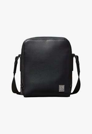 Zwarte textuurlederen crossbody tas met verstelbare riem en metalen Calvin Klein-logo op de voorkant.