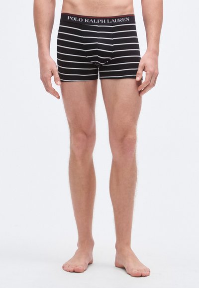 Svart-hvitt stripete herreboxershorts med en myk elastisk midjebånd som har teksten "POLO RALPH LAUREN" på forsiden.