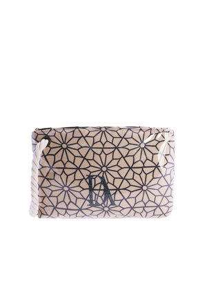 Bolsa rectangular beige con patrón floral geométrico oscuro, tirador de cremallera de cuerda blanca e iniciales "DA" impresas en el frente.