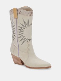 Bota de vaquero de cuero beige con punta afilada, tacón corto y costuras decorativas. Presenta un acento de estampado de serpiente marrón claro texturizado en la parte superior.